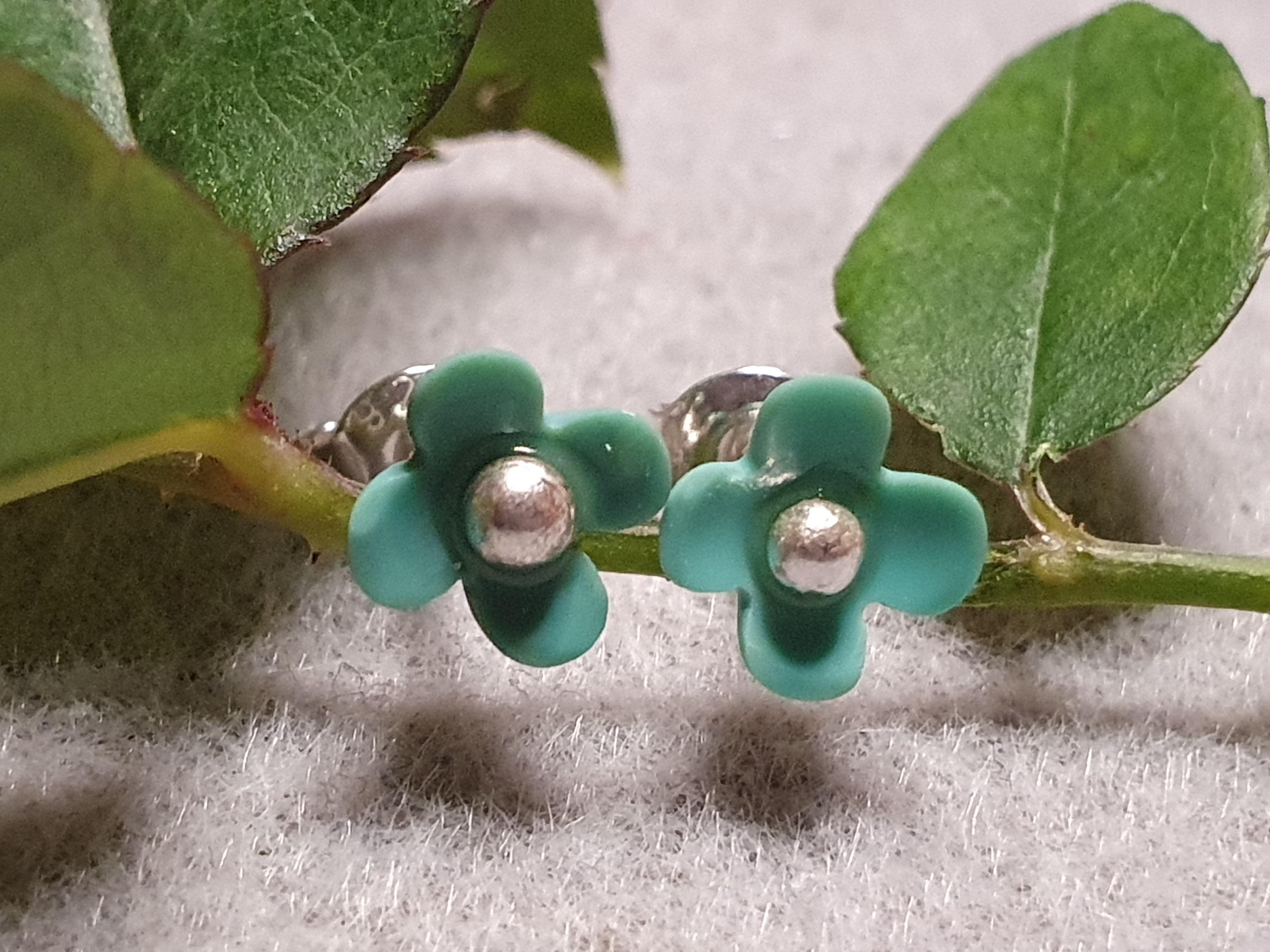 Turquoise sculpted flower approx. 6,3 x 7,3mm, ear stud 925-silver