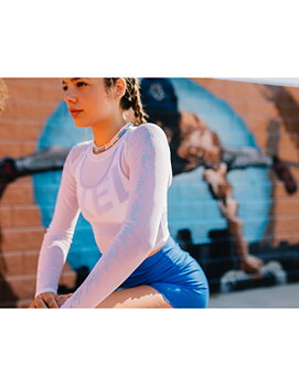 Genomskinlig crop top från Axelartistics med detaljer i blått