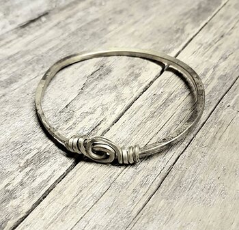 Slät armring med kärleksknut