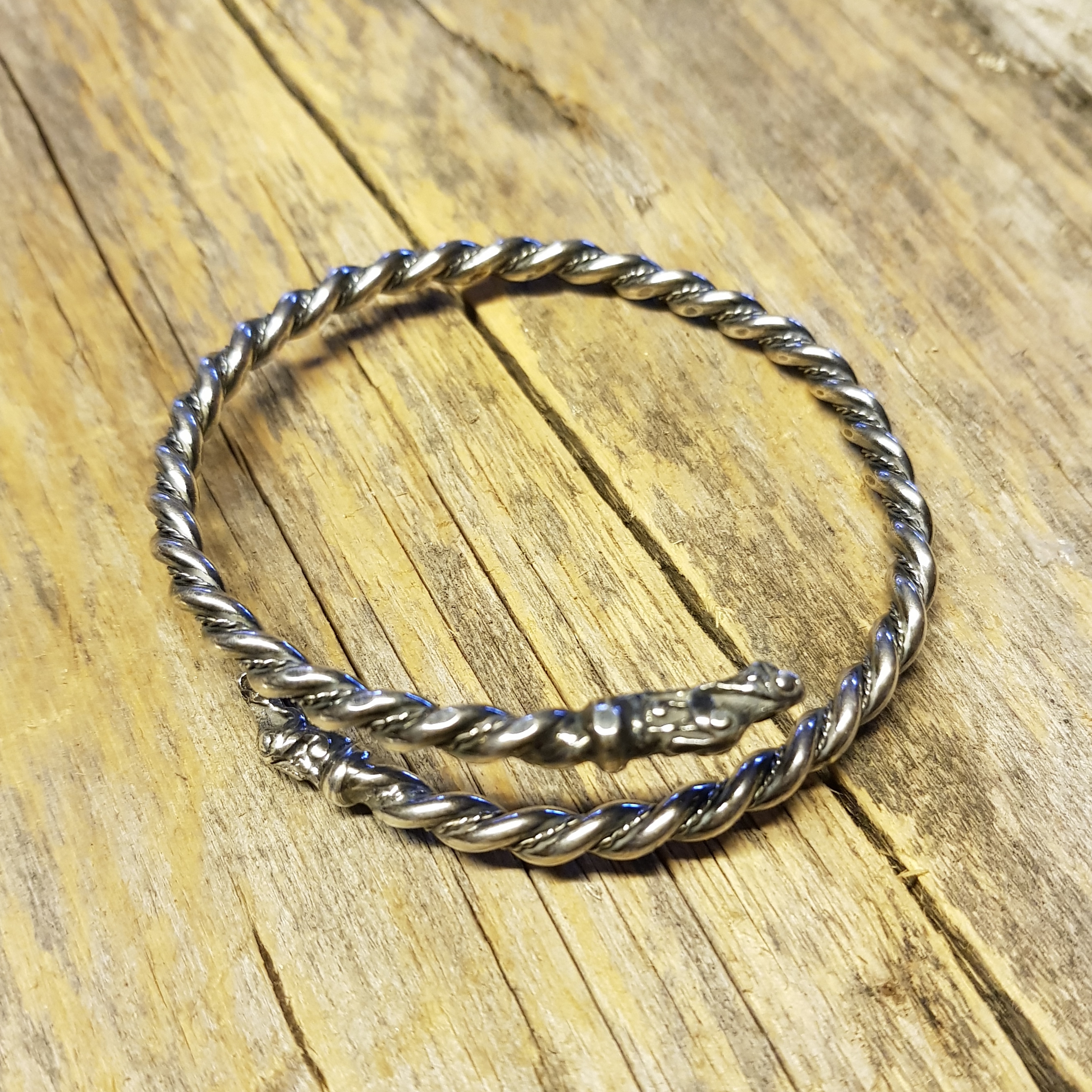 Armring med drakhuvuden