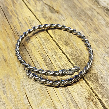 Armring med drakhuvuden