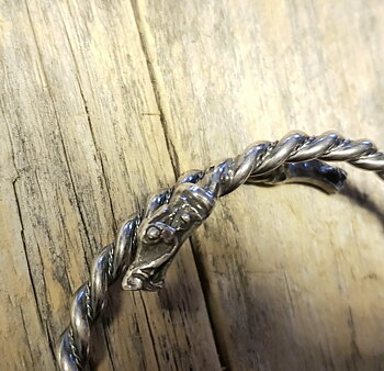 Armring med drakhuvuden