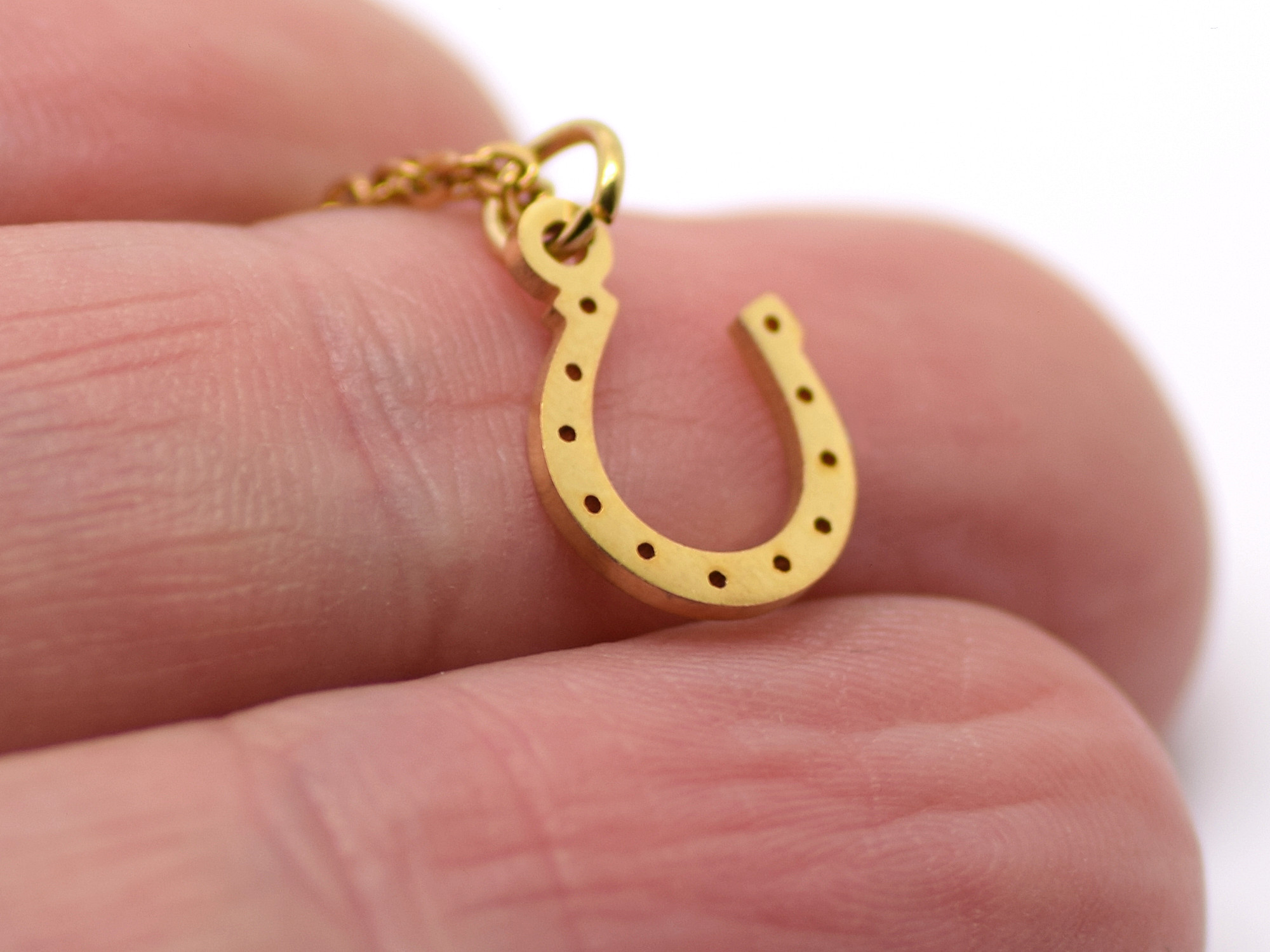 Guld Hästsko Halsband i Rostfritt Stål, Gyllene Lyckoamulett Hänge, Lycka och Tur Smycke - 3