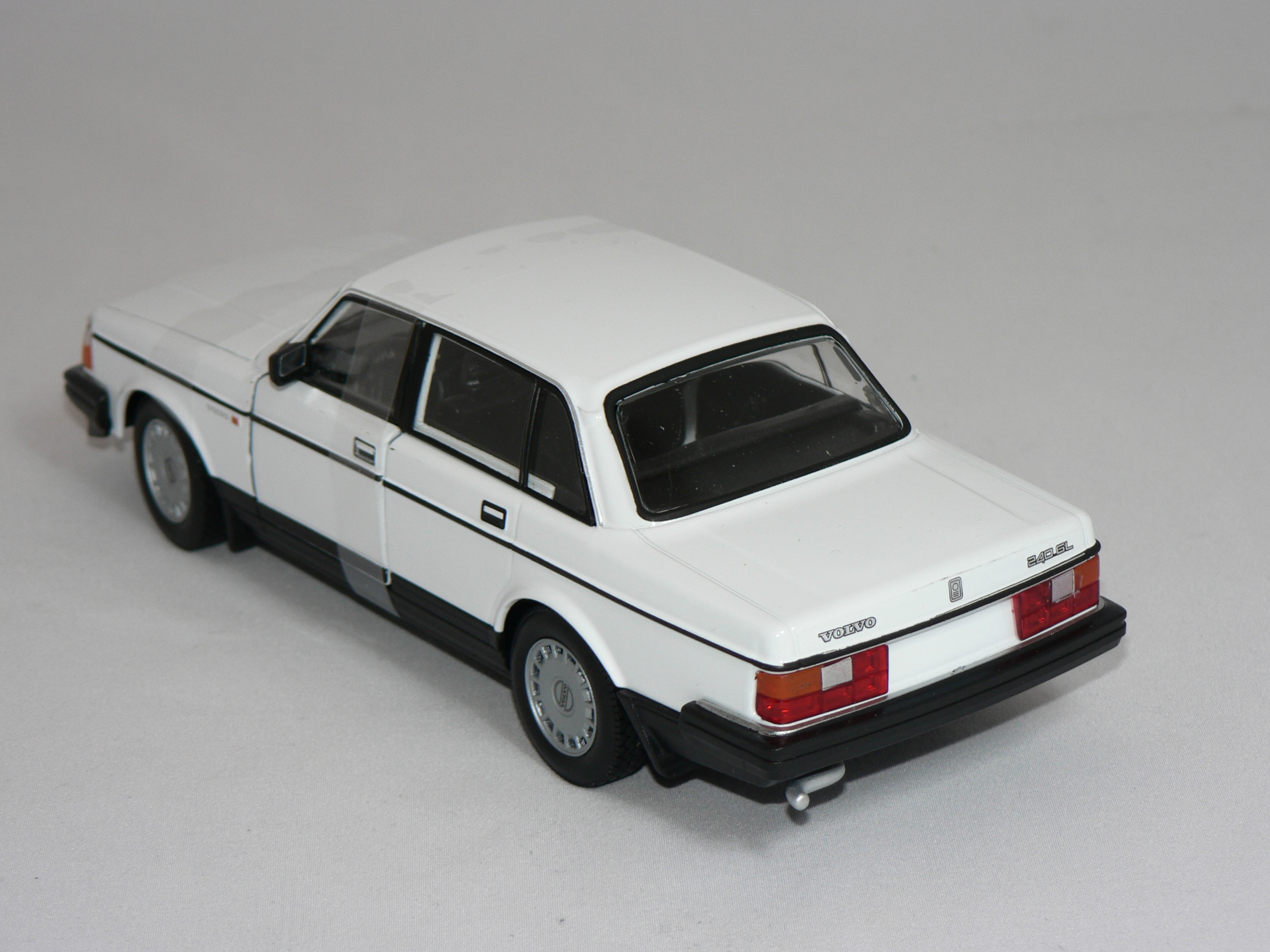 Volvo 240 GL     1986   1:24  Welly - 2