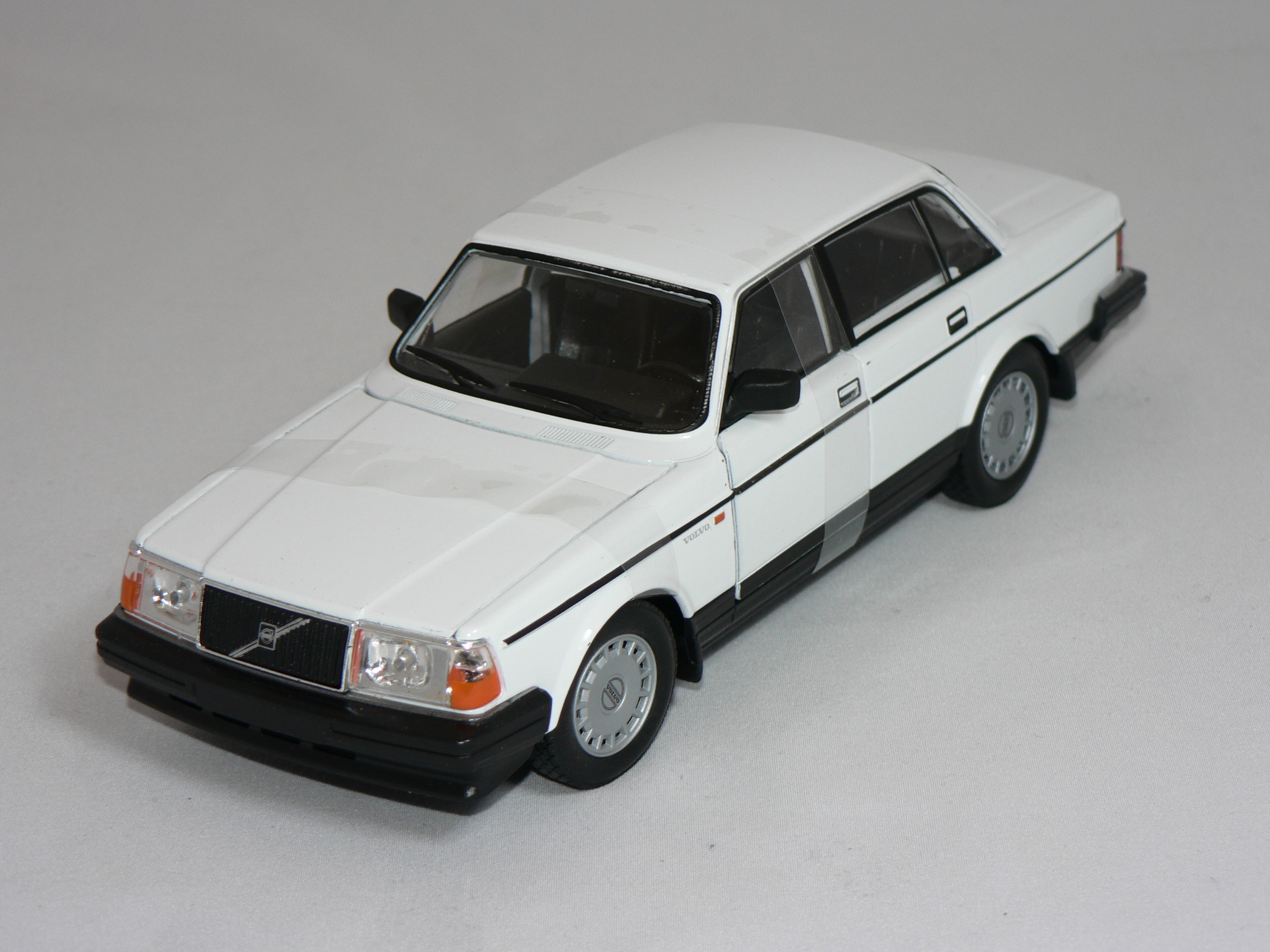 Volvo 240 GL     1986   1:24  Welly