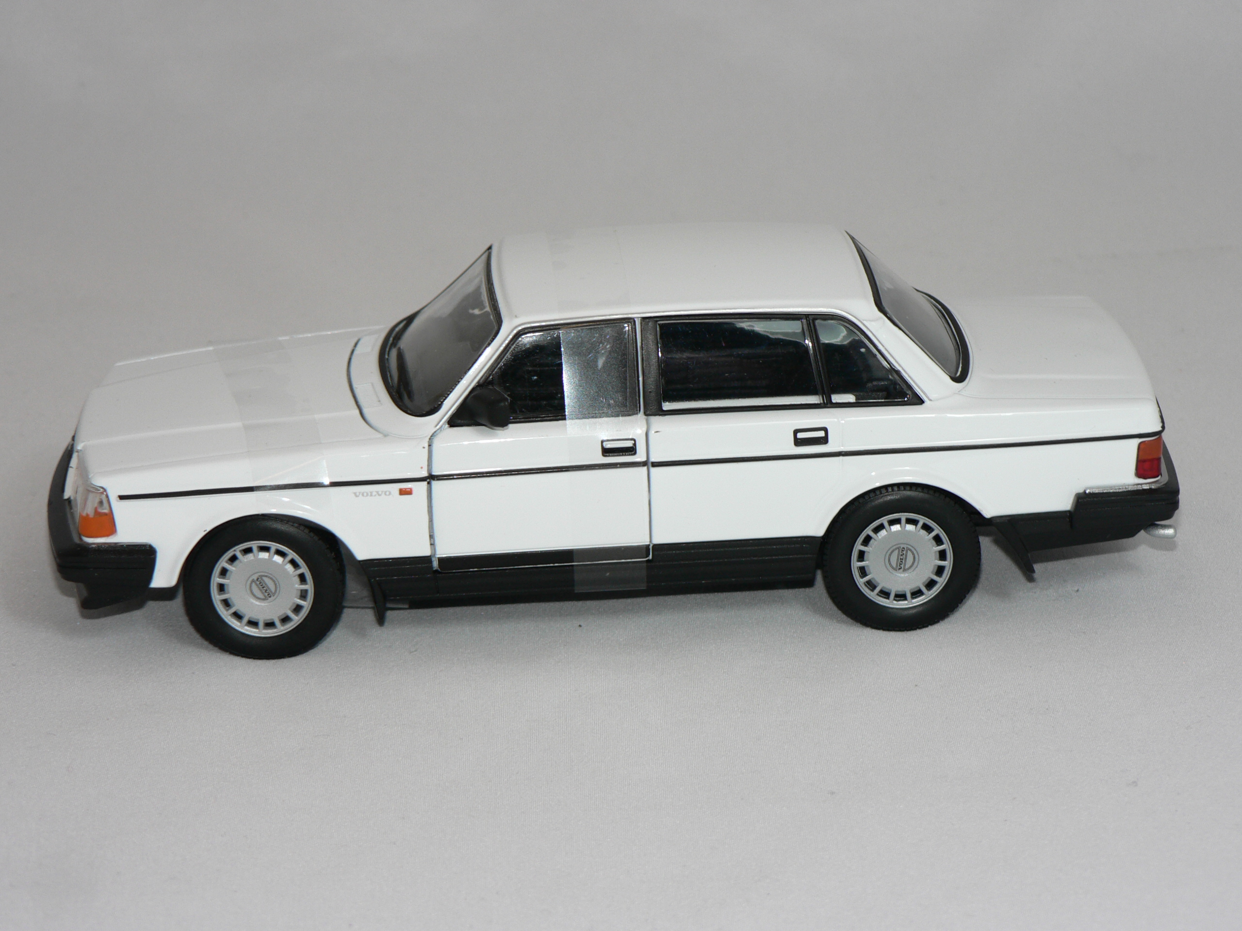 Volvo 240 GL     1986   1:24  Welly - 3