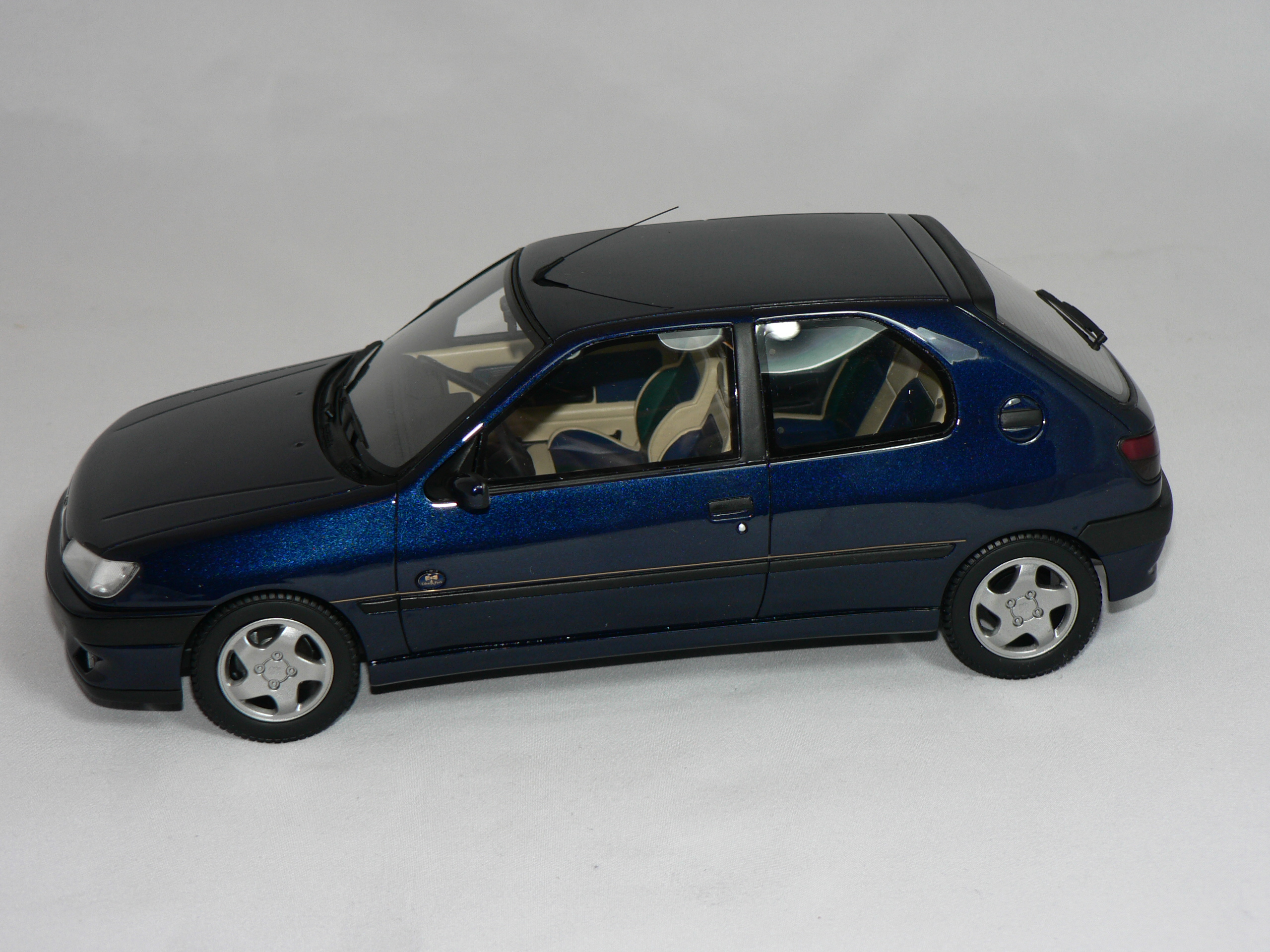 Peugeot 306  1995    1:18  Otto Mobile - 3