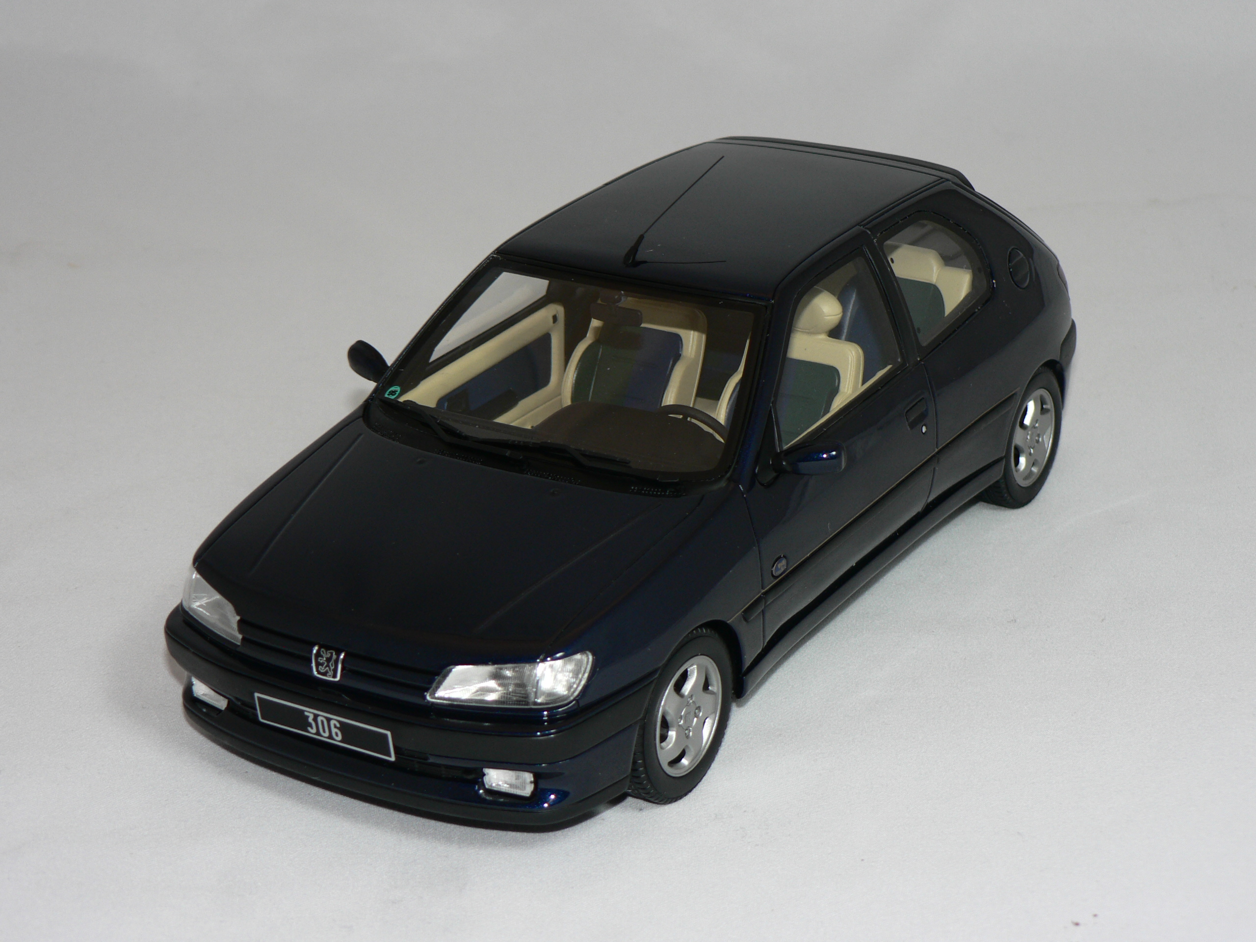 Peugeot 306  1995    1:18  Otto Mobile