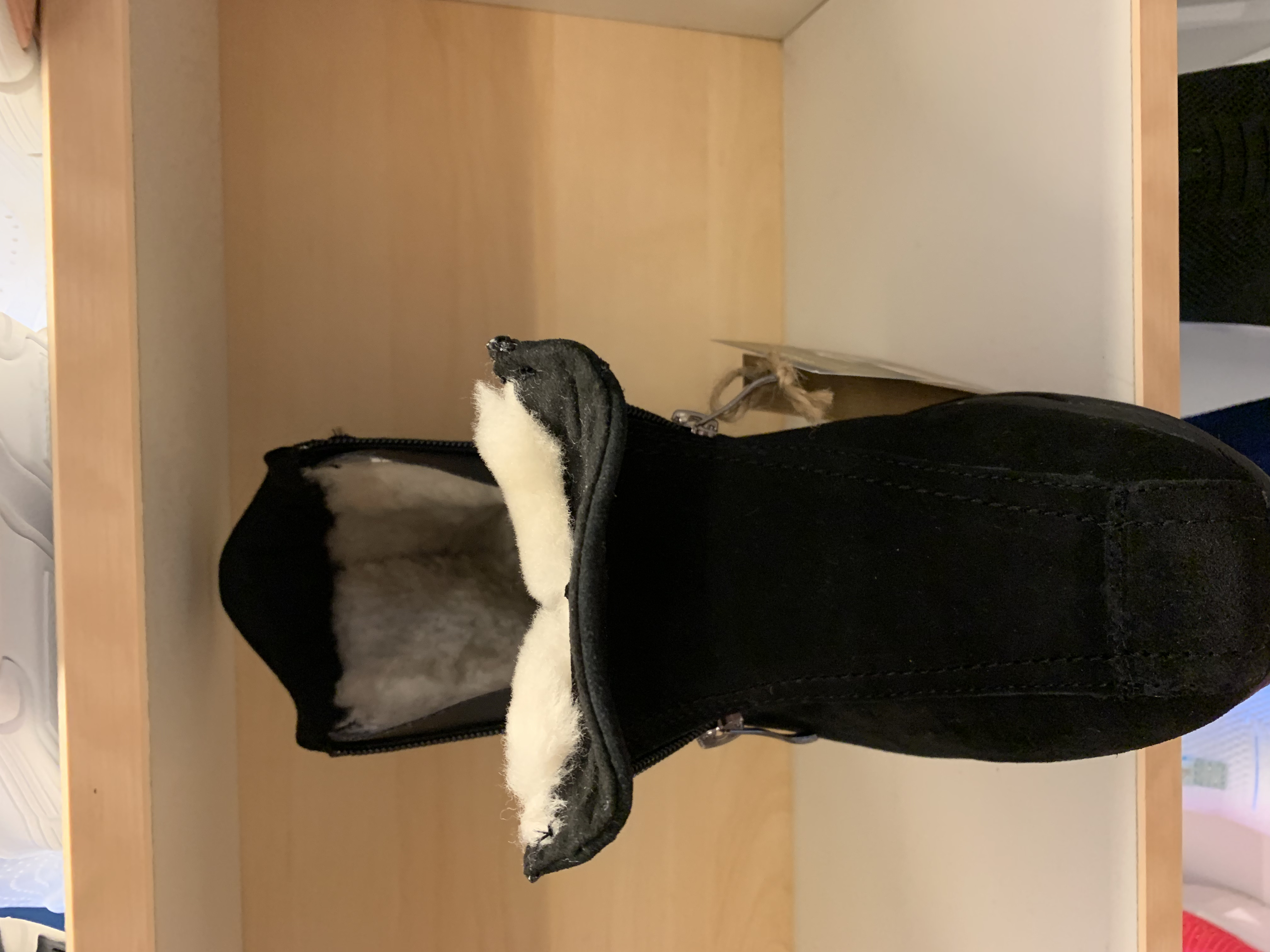  Damkänga med dubbar. Varmfodrad med fårskinn, uttagbar innersula. Lätt att såtta på sig med två dragkedjor. 15 dubbar i stål och 19 dubbar i gummi. ( Går att gå in på hårda golv utan att halka eller förstöra golvet)  - 5