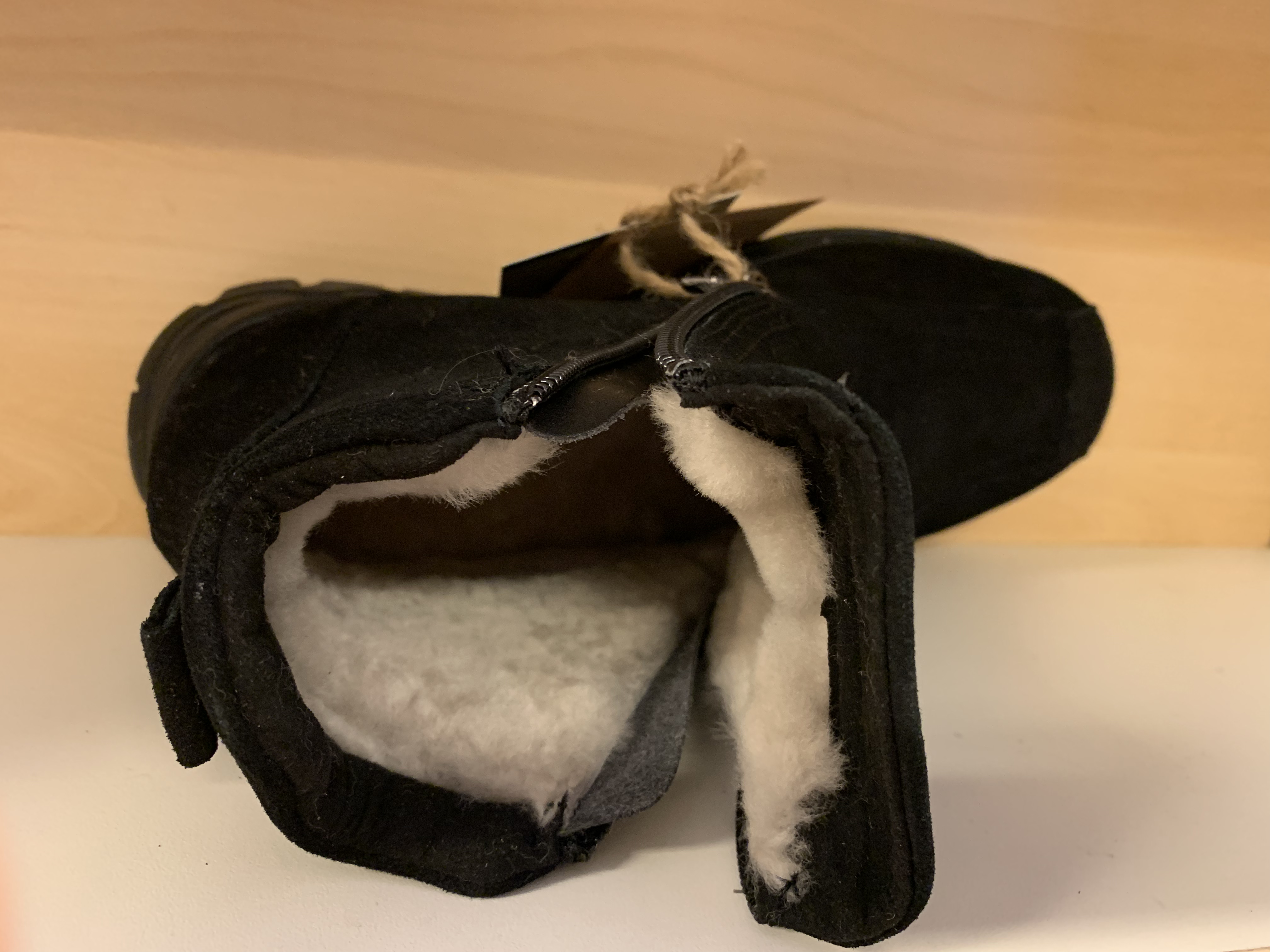  Damkänga med dubbar. Varmfodrad med fårskinn, uttagbar innersula. Lätt att såtta på sig med två dragkedjor. 15 dubbar i stål och 19 dubbar i gummi. ( Går att gå in på hårda golv utan att halka eller förstöra golvet)  - 3