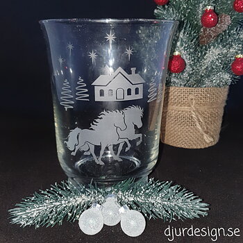 Nr 80 Ljuslykta eller som vas med gravyr 2 islandshästar i tölt samt hus grannar stjänorHöjd 18 cm i klar glas