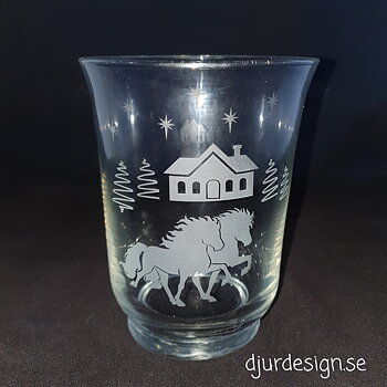 Nr 80 Ljuslykta eller som vas med gravyr 2 islandshästar i tölt samt hus grannar stjänorHöjd 18 cm i klar glas