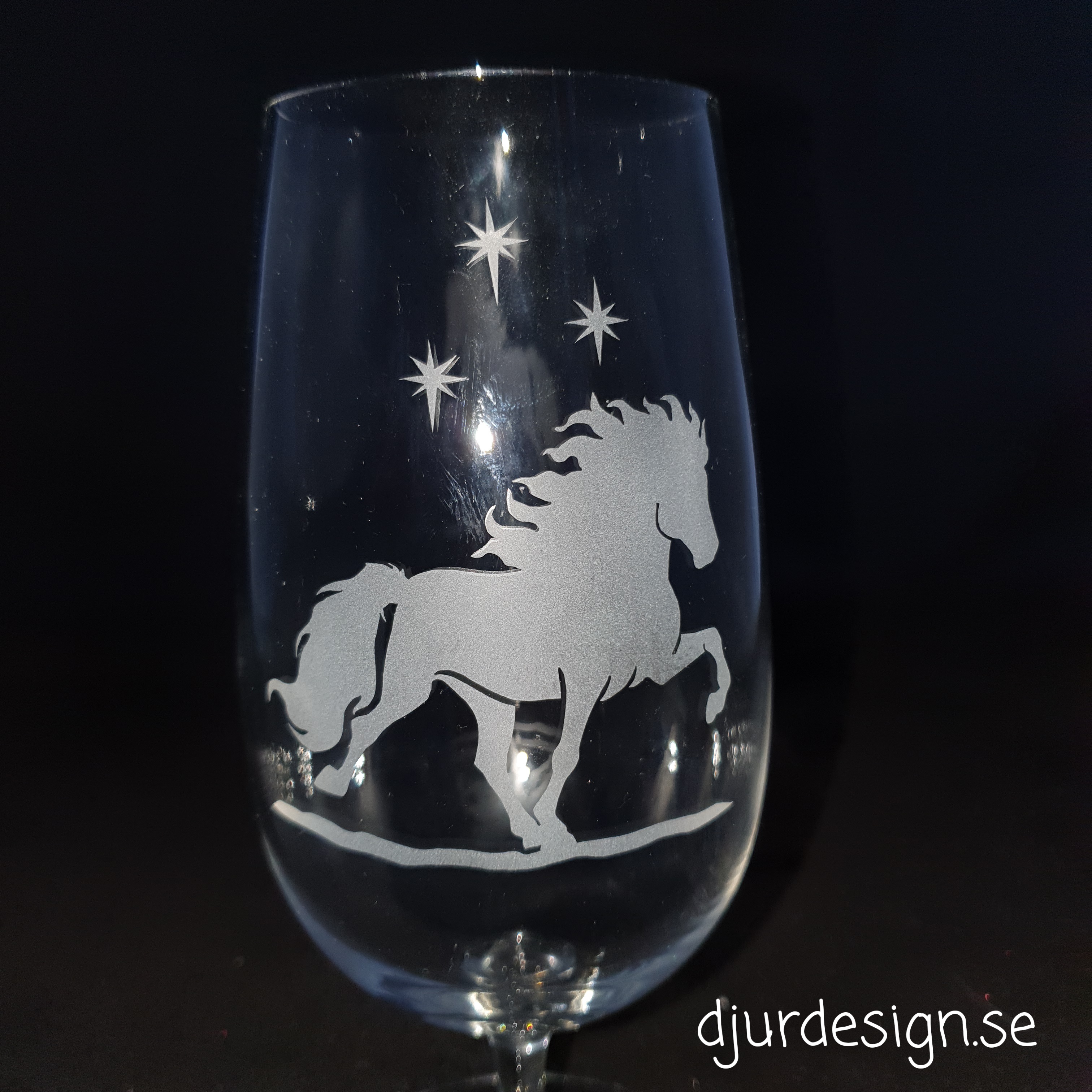 ÖL glas på fot 48 cl med gravyr islandshäst I tölt samt 3 stjänor. Så snygga !  - 2