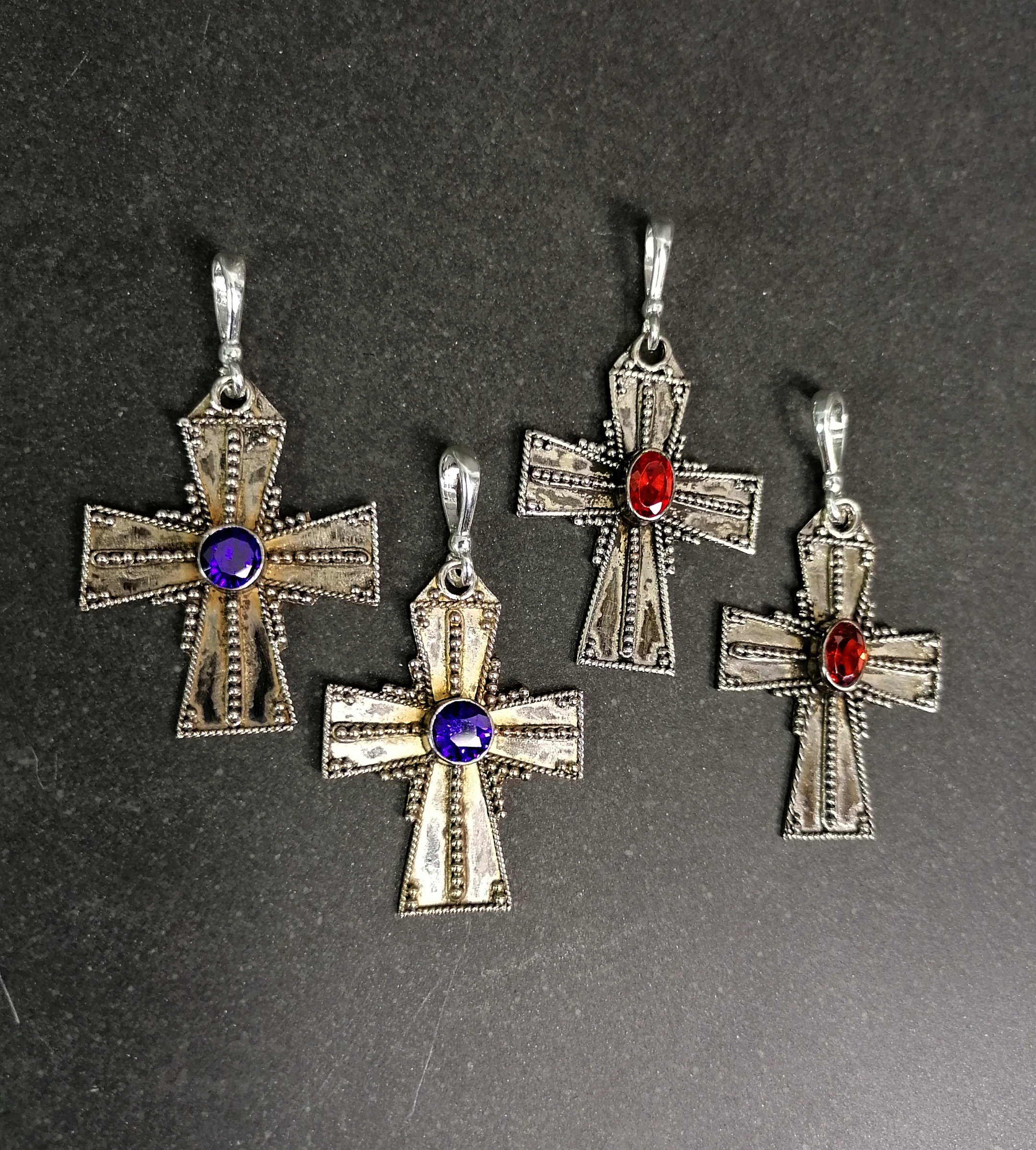 Medeltida Kors i Sterling silver med Fascetterat Stenar