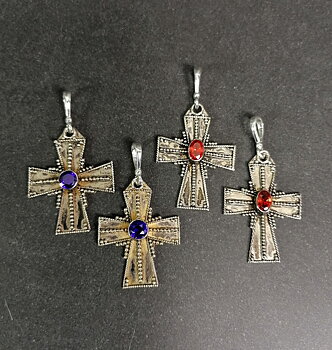 Medeltida Kors i Sterling silver med Fascetterat Stenar