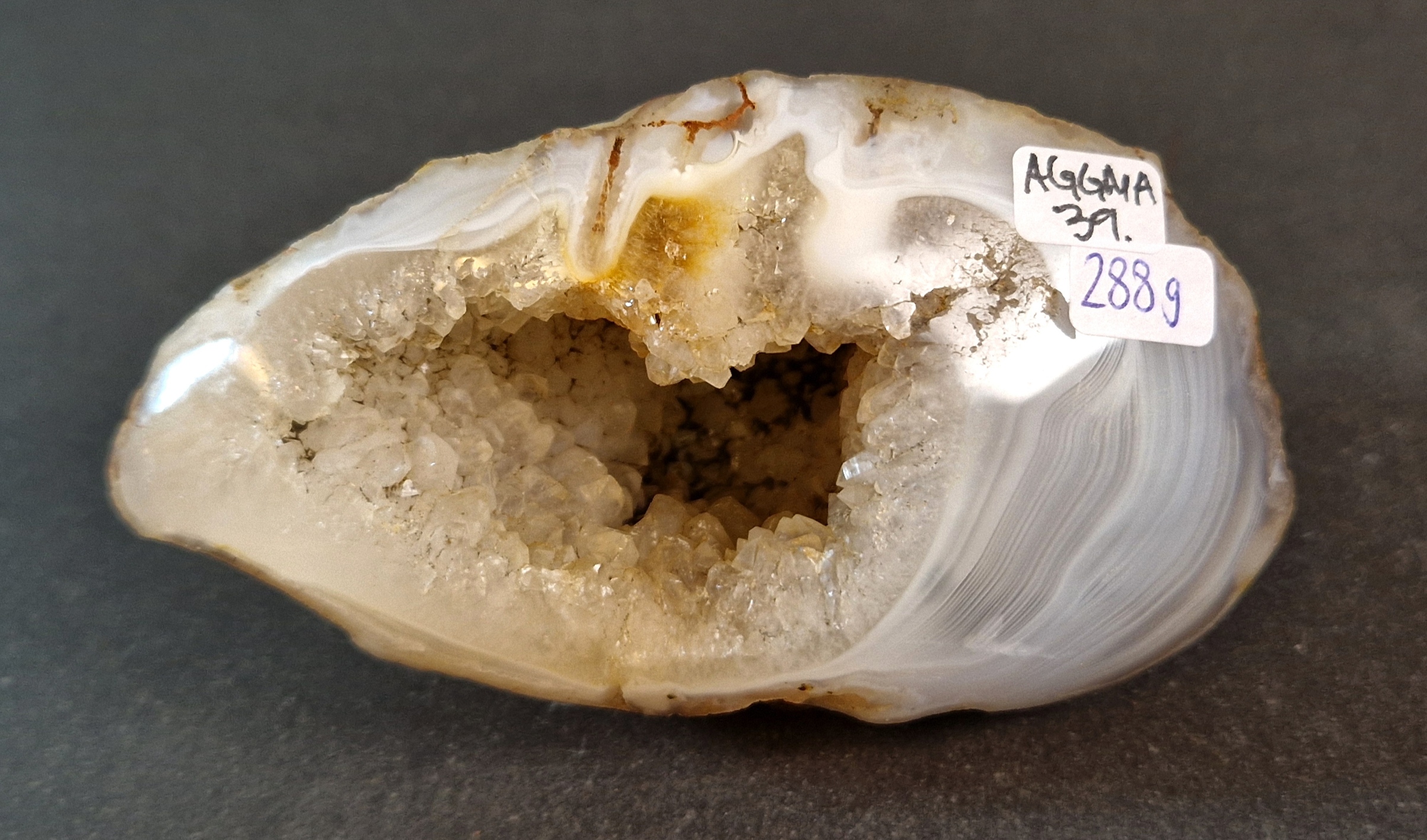 Agat Grotta med Kvartskristaller - AGGMA39