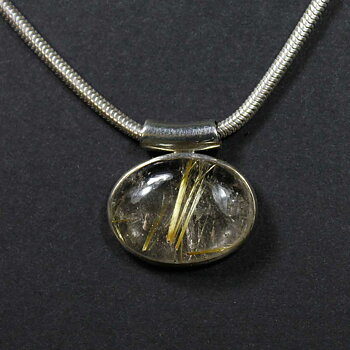 Hängsmycke med rutilkvarts infattat i äkta sterling silver. Ett unikt och tidlöst smycke, med bestående värde.