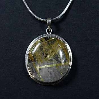 Hängsmycke med rutilkvarts infattat i äkta sterling silver. Ett unikt och tidlöst smycke, med bestående värde.