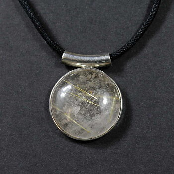 Hängsmycke med rutilkvarts infattat i äkta sterling silver. Ett unikt och tidlöst smycke, med bestående värde.