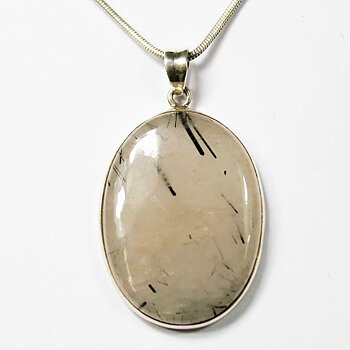 Hängsmycke med rutilkvarts infattat i äkta sterling silver. Ett unikt och tidlöst smycke, med bestående värde.
