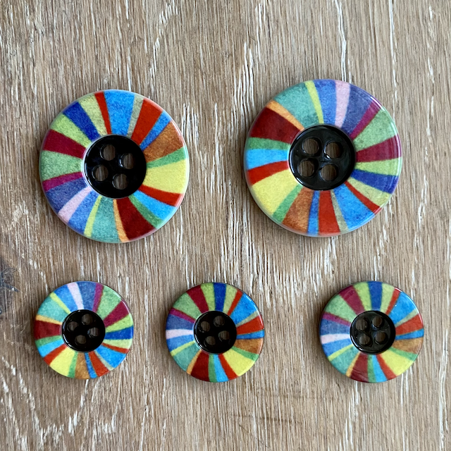Färgglad knapp i Polyester 23 mm