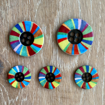 Färgglad knapp i Polyester 23 mm