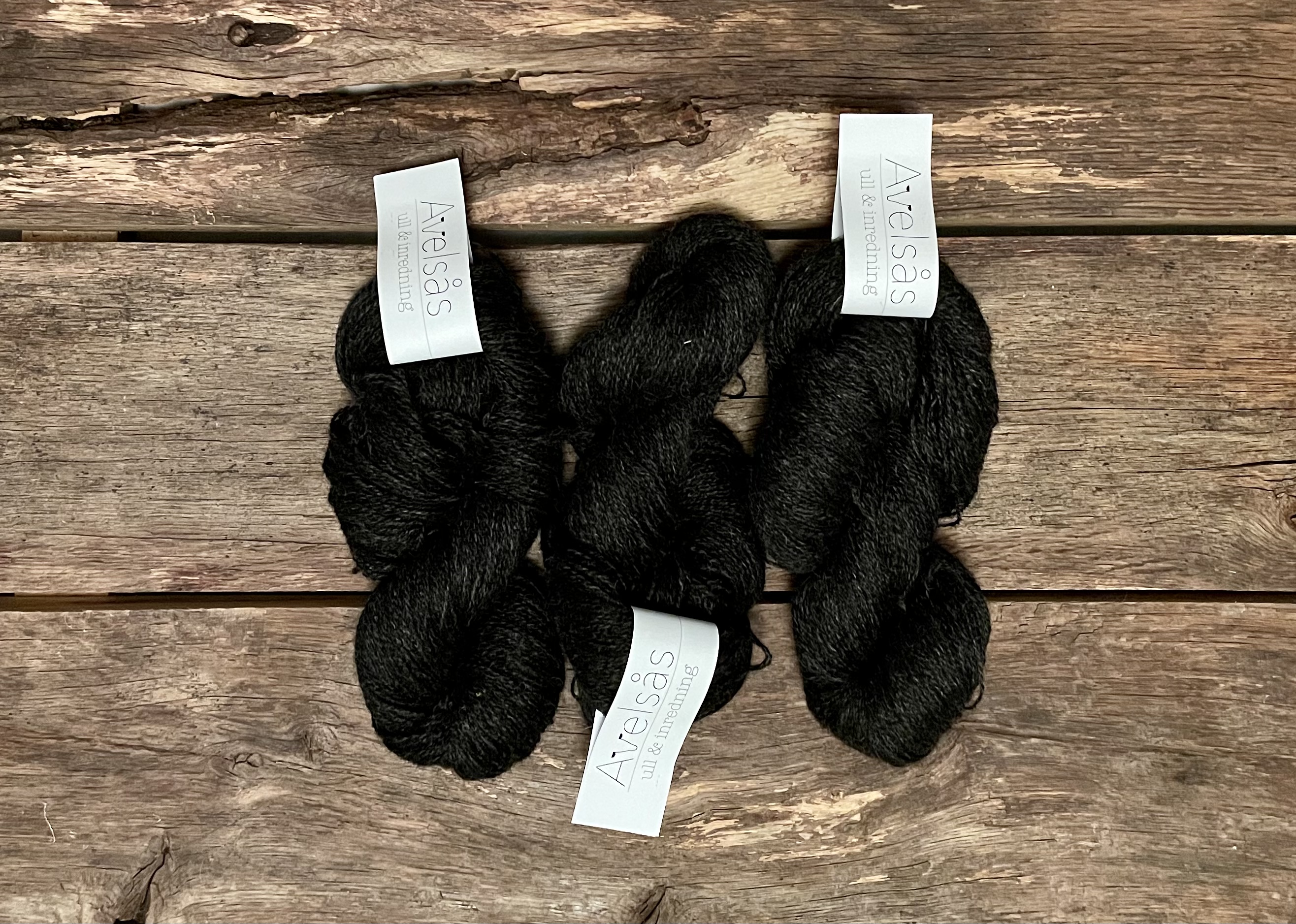 2-thread Gotlandsgarn black natural colored