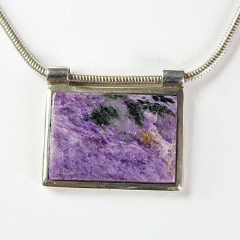 Vackert hängsmycke med den sällsynta violetta stenen Charoit infattad i äkta sterling silver.