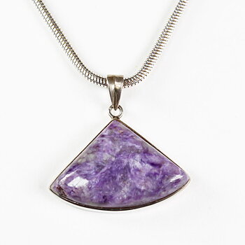 Vackert hängsmycke med den sällsynta violetta stenen Charoit infattad i äkta sterling silver.