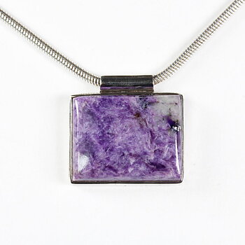 Vackert hängsmycke med den sällsynta violetta stenen Charoit infattad i äkta sterling silver.