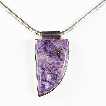 Vackert hängsmycke med den sällsynta violetta stenen Charoit infattad i äkta sterling silver.