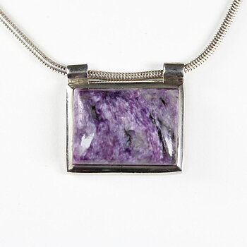 Vackert hängsmycke med den sällsynta violetta stenen Charoit infattad i äkta sterling silver.