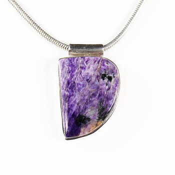 Vackert hängsmycke med den sällsynta violetta stenen Charoit infattad i äkta sterling silver.