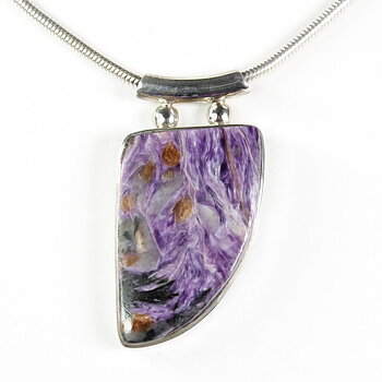 Vackert hängsmycke med den sällsynta violetta stenen Charoit infattad i äkta sterling silver.