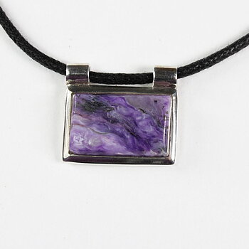 Vackert hängsmycke med den sällsynta violetta stenen Charoit infattad i äkta sterling silver.