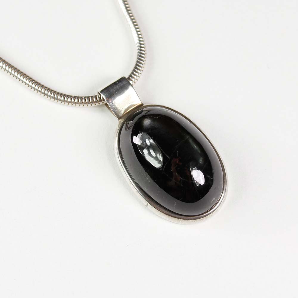 Stilrent och elegant silversmycke med den svarta stenen stjärndiopsid. Design Cat's Eye