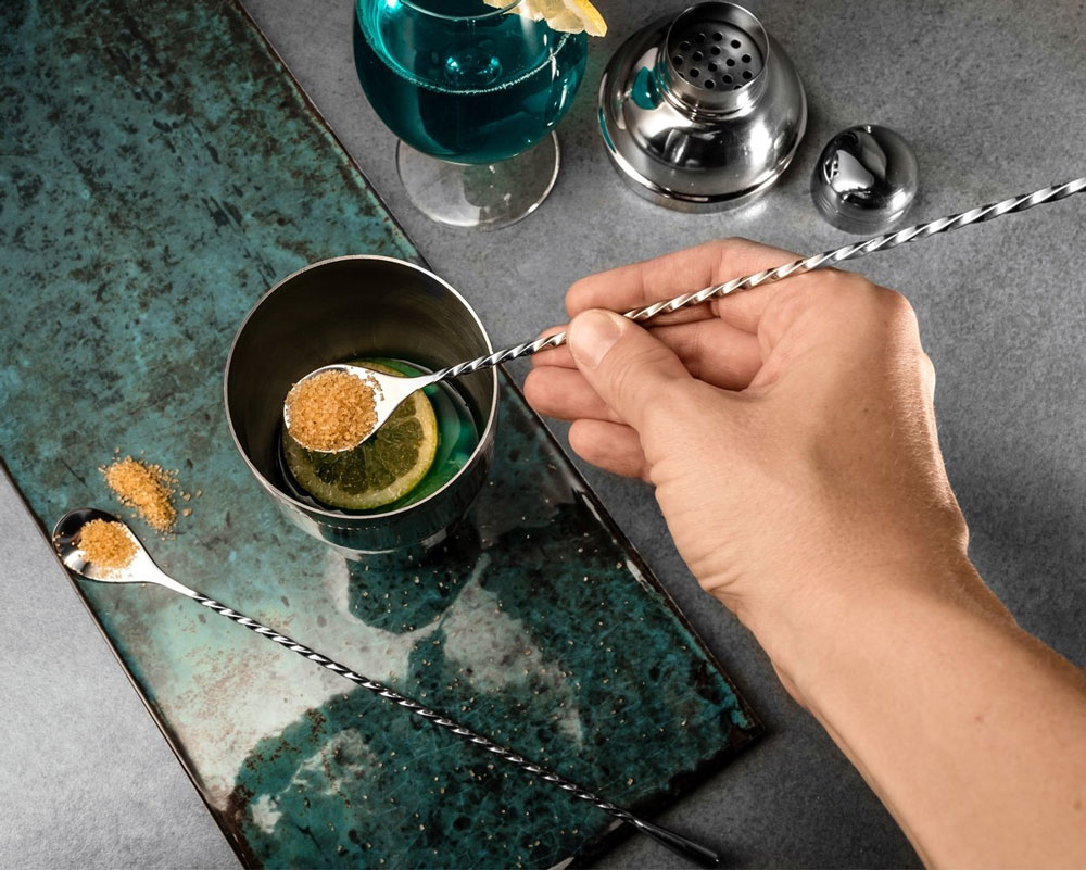 Förbereder drink med en barsked