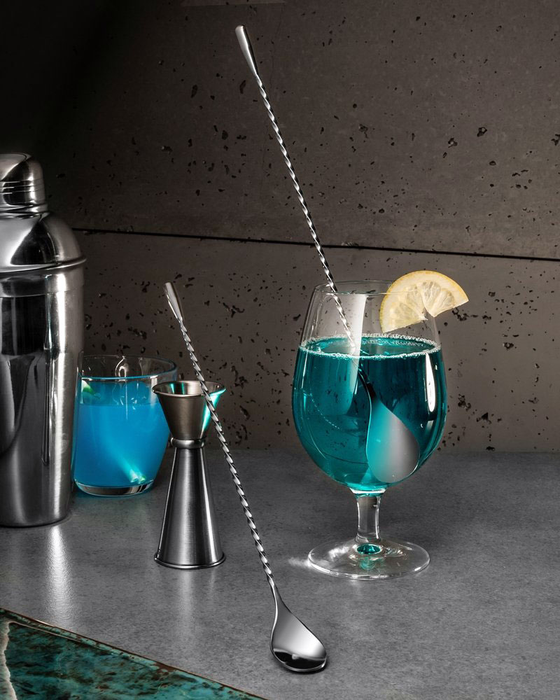 Barskedar med en cocktail och andra drinkredskap