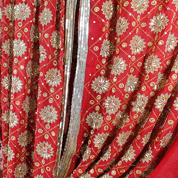 Vacker Indisk sari broderad med pärlor och paljetter. Fin till inredning, himmelssäng, gardiner, festduk eller sy något nytt av tyget