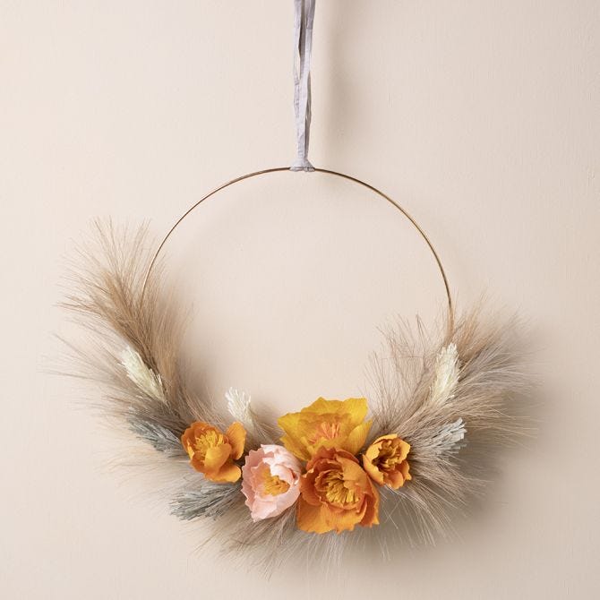 Krans pappersblommor och pampas