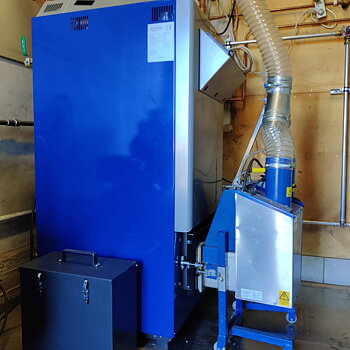 Janfire Duoflame 46 kW sett från sidan. Asklåda, pelletsbrännare Janfire Flex-A