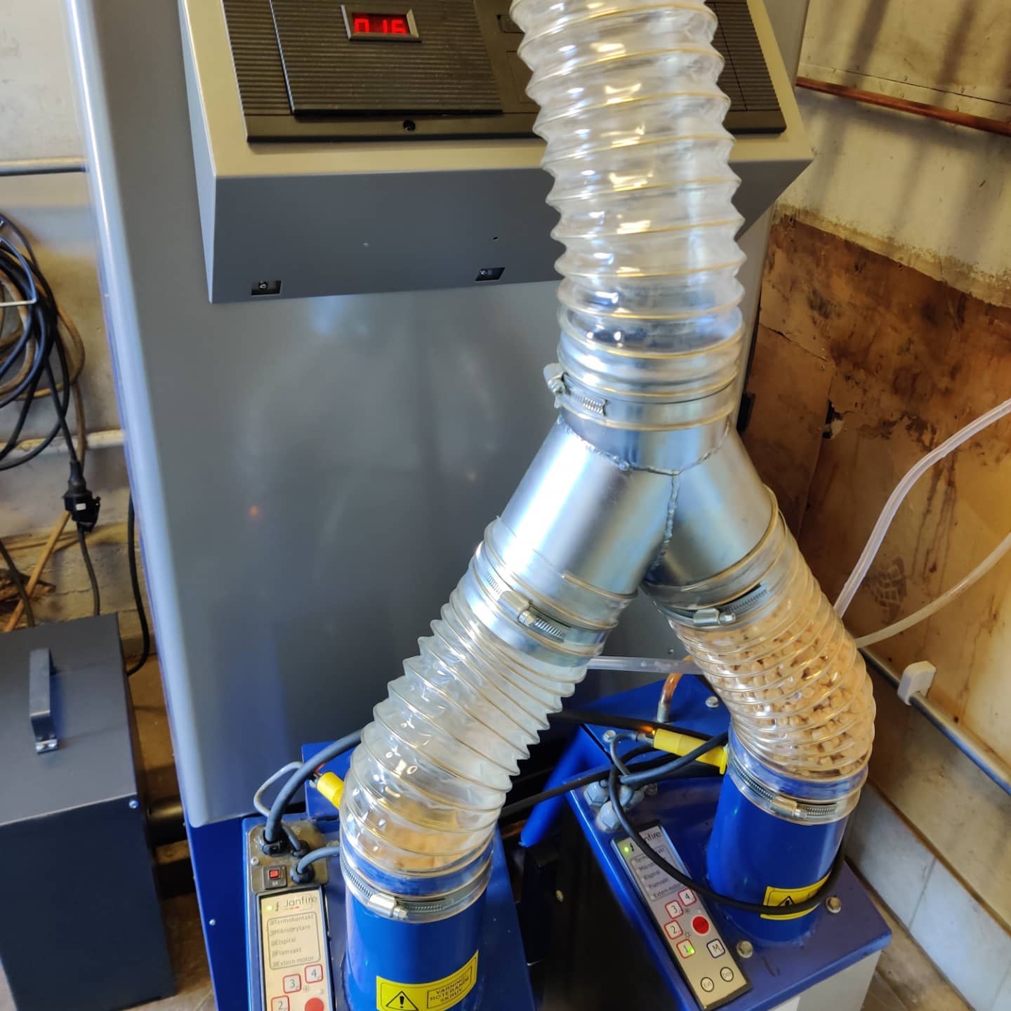Janfire Duoflame 46 kW framifrån, två pelletsbrännare Janfire flex-a, nedfallsslang, pellets