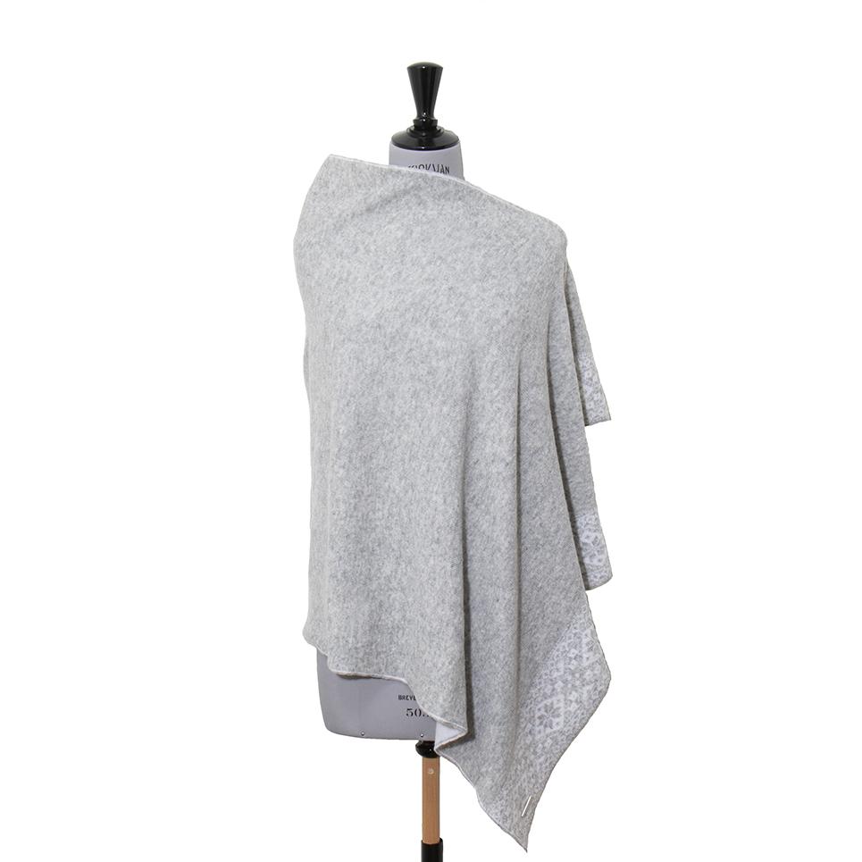 Härlig poncho, Grace, light silver från svenska Sätila