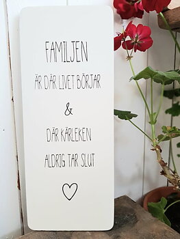 Trätavla med text " Familjen är där...."
