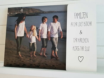 Trätavla med text " Familjen är där...."