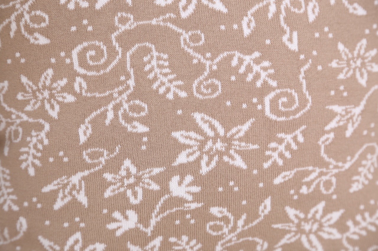 Tyynynpäällinen, jossa on vauvan nimi ja kukkia. Laventeli II - 11