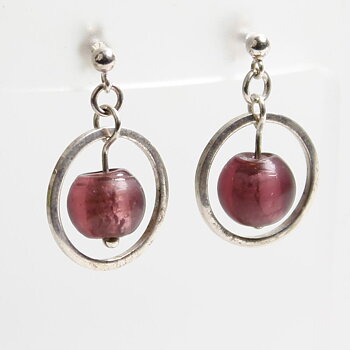 Örhängen av äkta silver med en handgjorda violetta silverfolierade glaspärlor. Design Cat's Eye