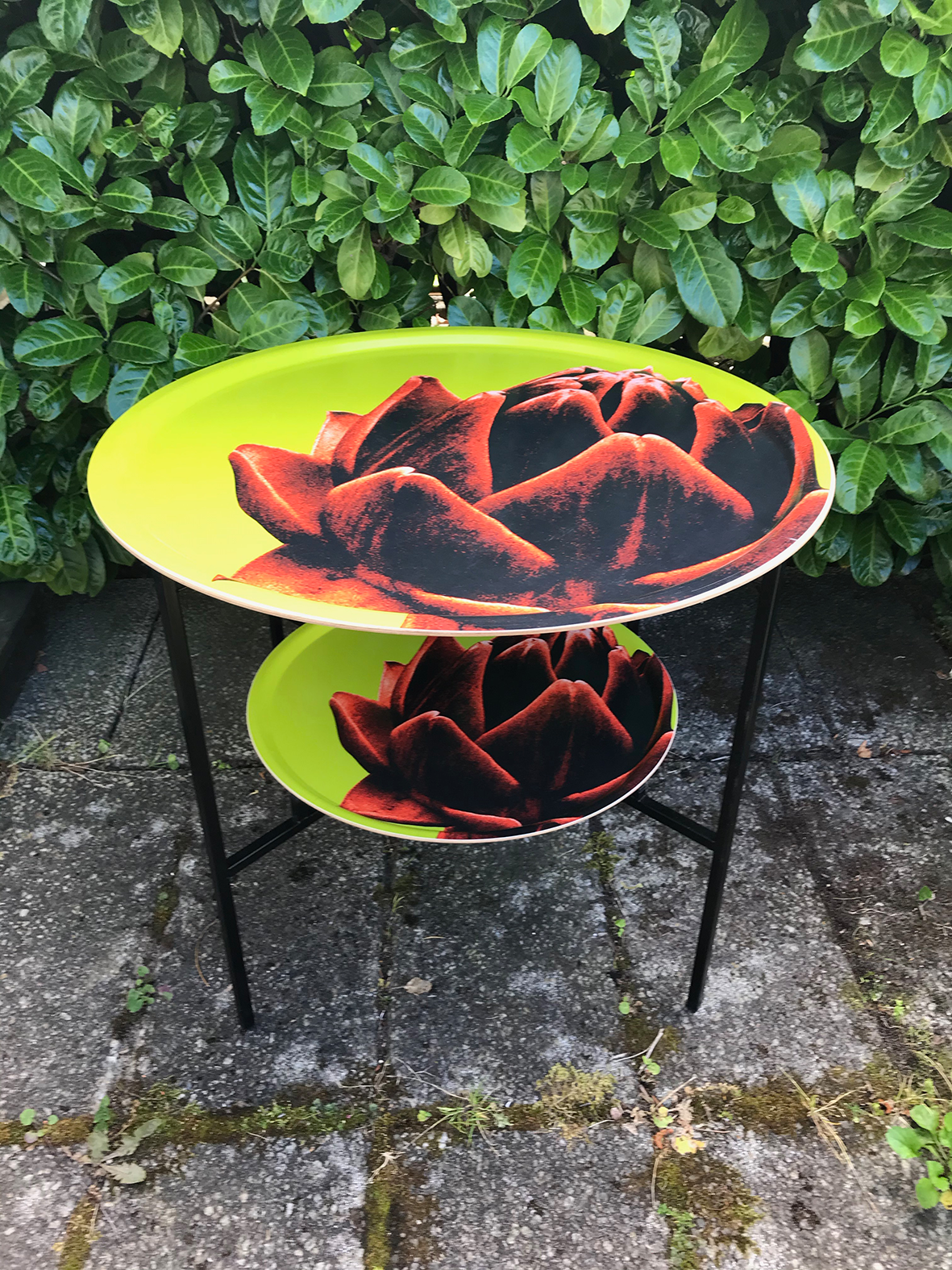 Tray table with two trays