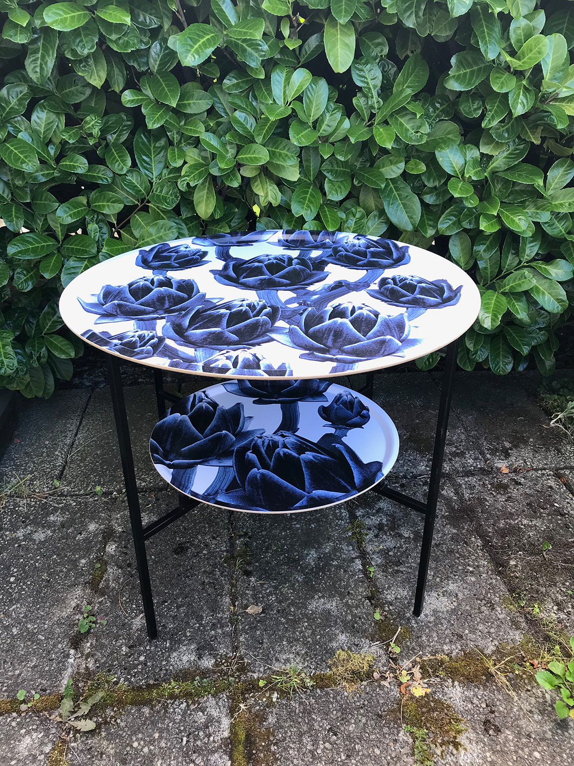 Tray table with two trays