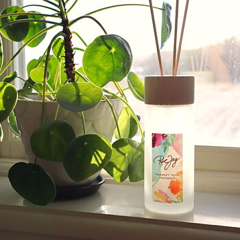 Sodasan Ekologiska Doftpinnar Pure Joy 200 ml i ett sovrumsfönster